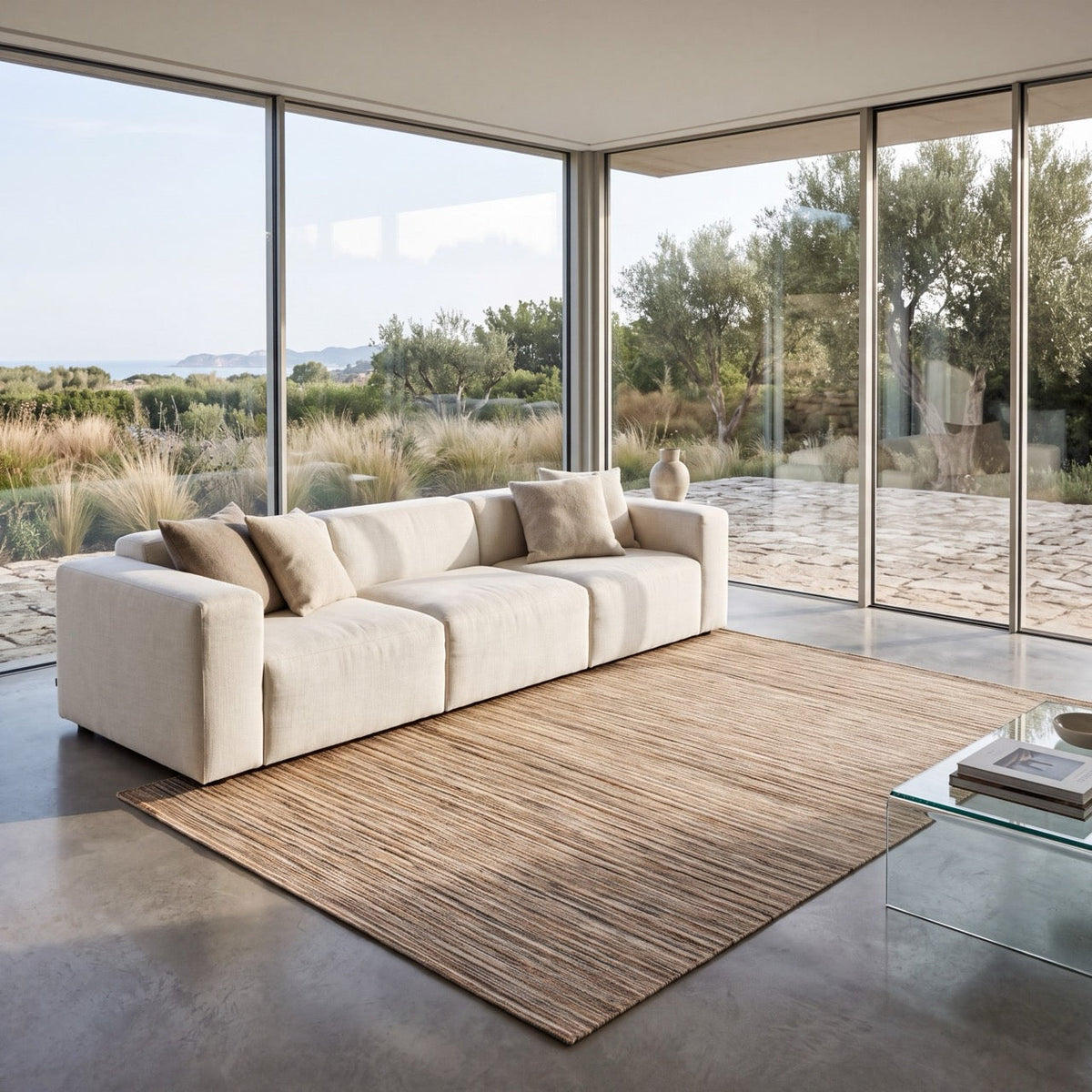 Tapis Acsento Origin Beige beige à fines rayures sable et caramel, dans un intérieur