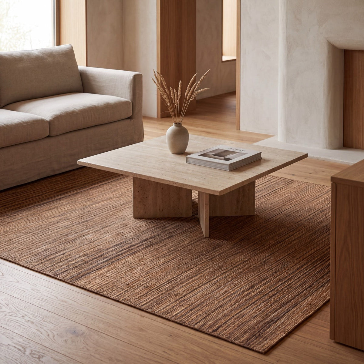 Tapis Acsento Origin Brown marron à rayures cognac et caramel, dans un intérieur