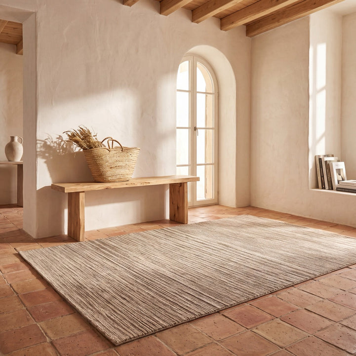 Tapis Acsento Origin Green vert sauge à rayures kaki et grises, dans un intérieur