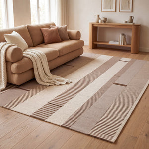 Tapis Acsento Oslo Noisette beige à rayures sable, ivoire et noisette, dans un intérieur