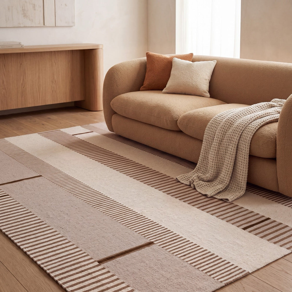 Tapis Acsento Oslo Noisette beige à rayures sable, ivoire et noisette, dans un intérieur, deuxième vue