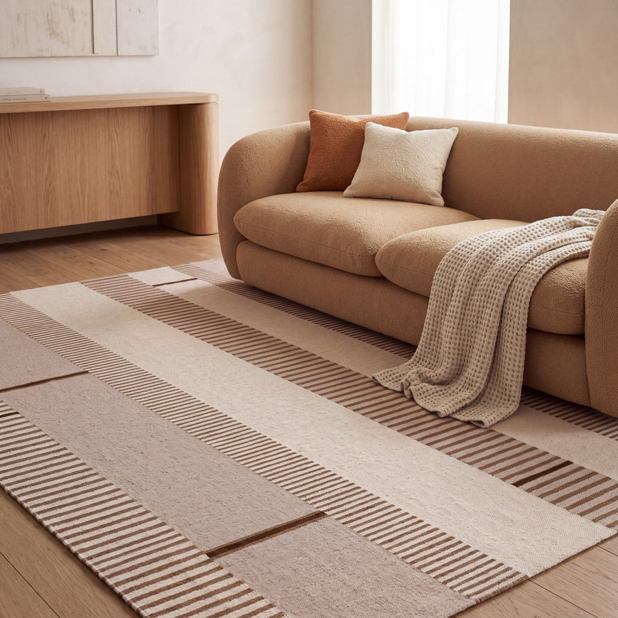 Tapis Acsento Oslo Noisette beige à rayures sable, ivoire et noisette, dans un intérieur, deuxième vue