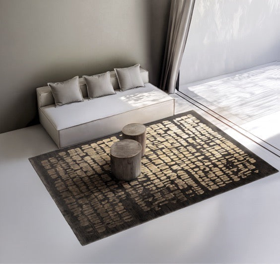 Tapis Acsento Papyrus Brown marron foncé aux rangées de touches dorées, dans un intérieur