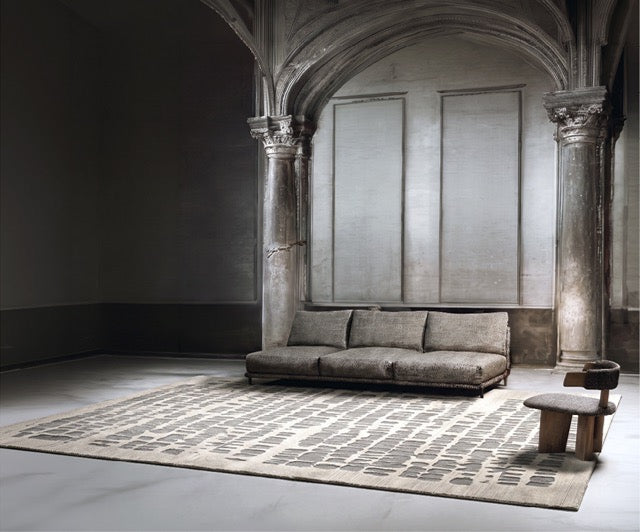 Tapis Acsento Papyrus Silver gris clair aux rangées de touches gris étain, dans un intérieur