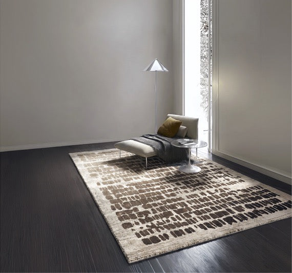Tapis Acsento Papyrus Beige beige aux rangées de touches brunes, dans un intérieur
