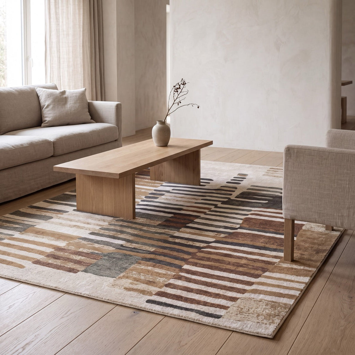 Tapis Acsento Siena 45 beige aux touches de pinceau rouille, ocre et anthracite, dans un intérieur