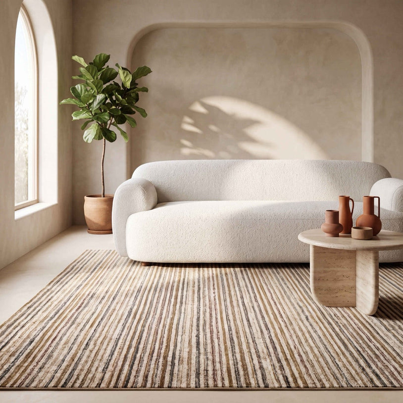Tapis Acsento Siena 51 beige à fines rayures sable, caramel et ocre, dans un intérieur