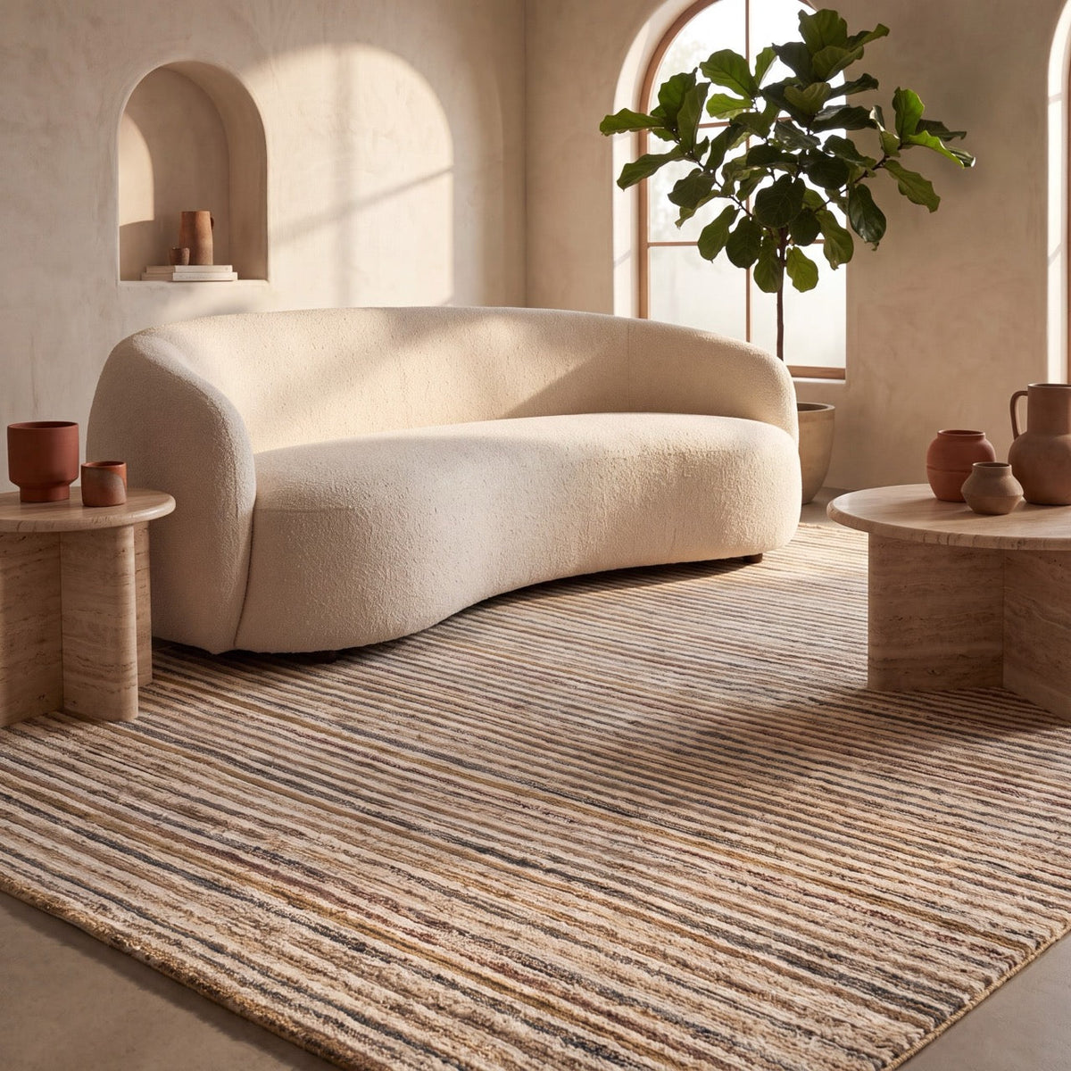 Tapis Acsento Siena 51 beige à fines rayures sable, caramel et ocre, dans un intérieur, deuxième vue