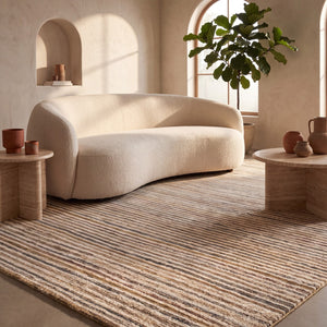 Tapis Acsento Siena 51 beige à fines rayures sable, caramel et ocre, dans un intérieur, deuxième vue