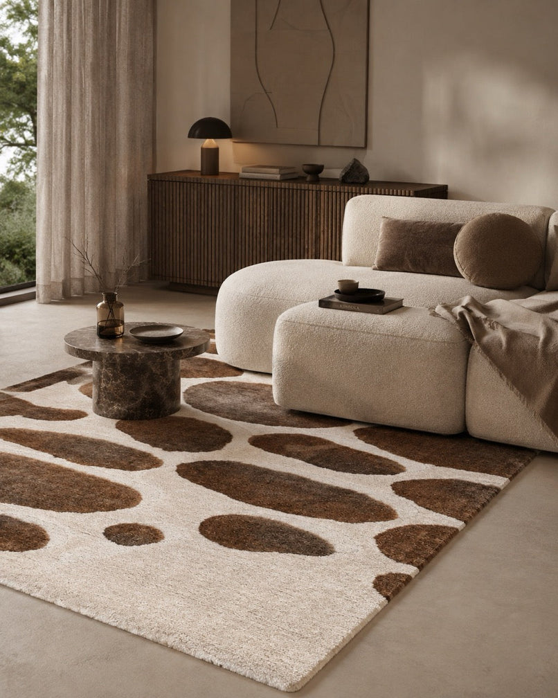 Tapis Acsento Step Stones ivoire aux galets bruns en poils longs, dans un intérieur