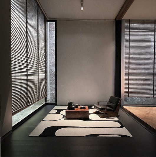 Tapis Acsento Swing Black-White noir et crème aux grandes formes arrondies, dans un intérieur
