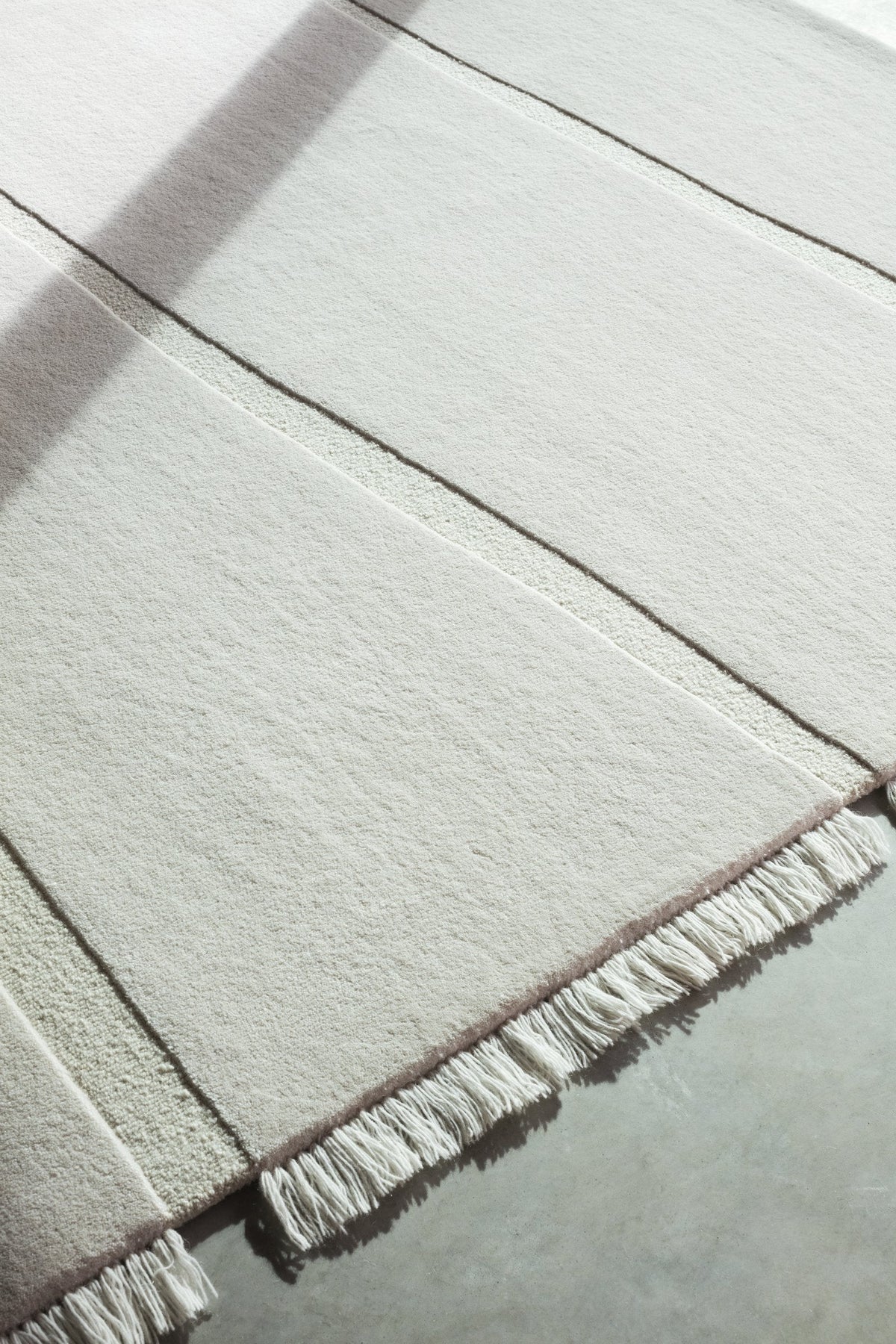Massimo Atoll Cream tapis tufté en laine, détail du coin