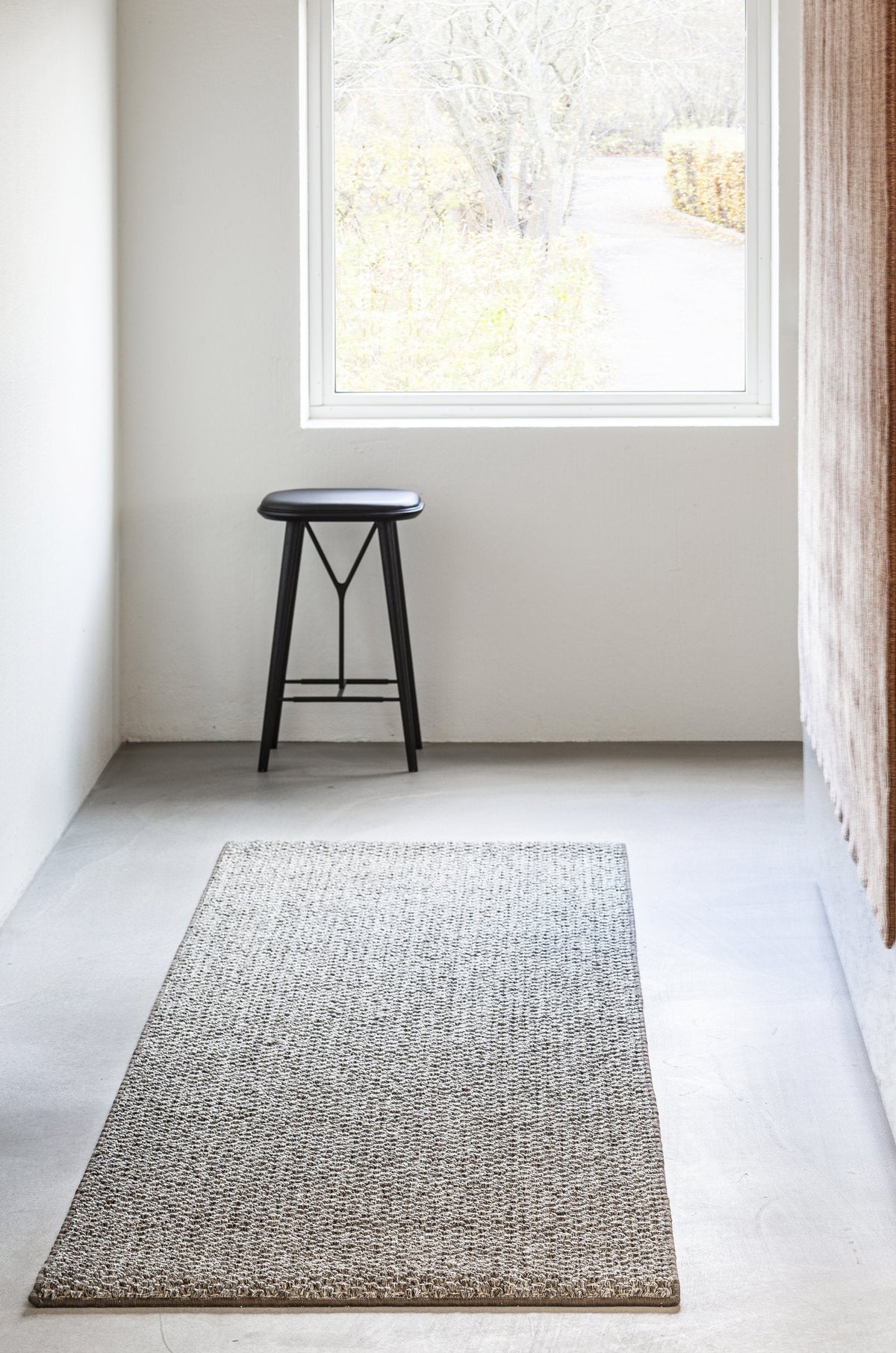 Massimo Belize Taupe tapis en sisal, passage dans un intérieur