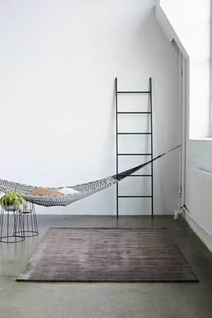 Massimo Earth Bamboo Warm Grey tapis taupe, dans un intérieur