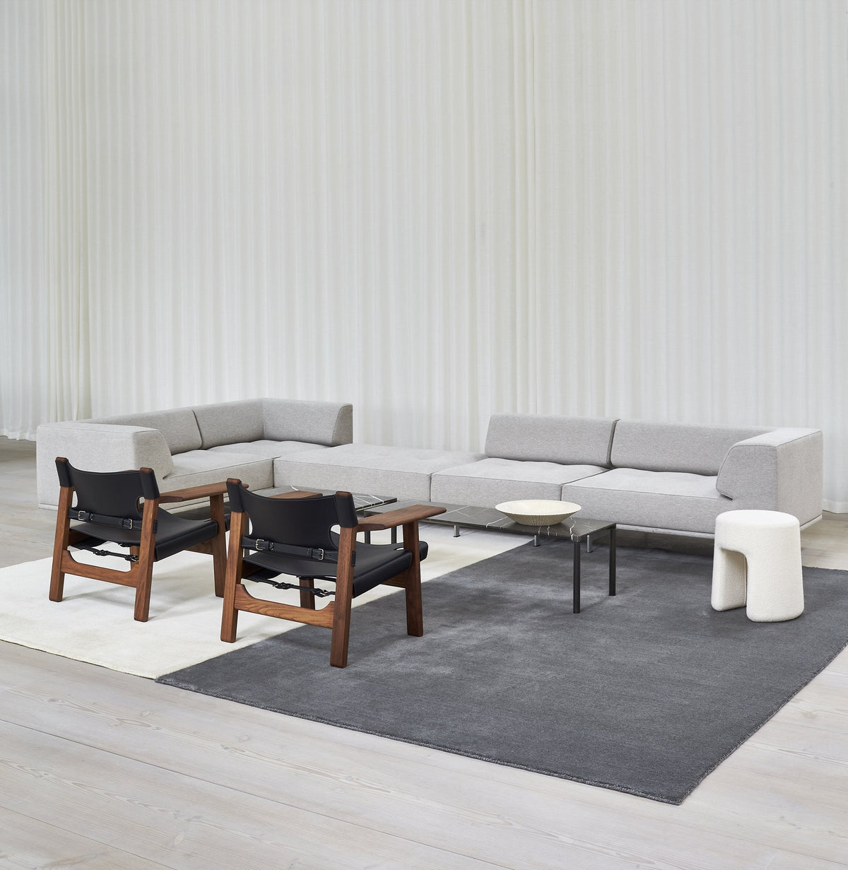 Massimo Earth Natural Dark Grey tapis, dans une pièce lumineuse
