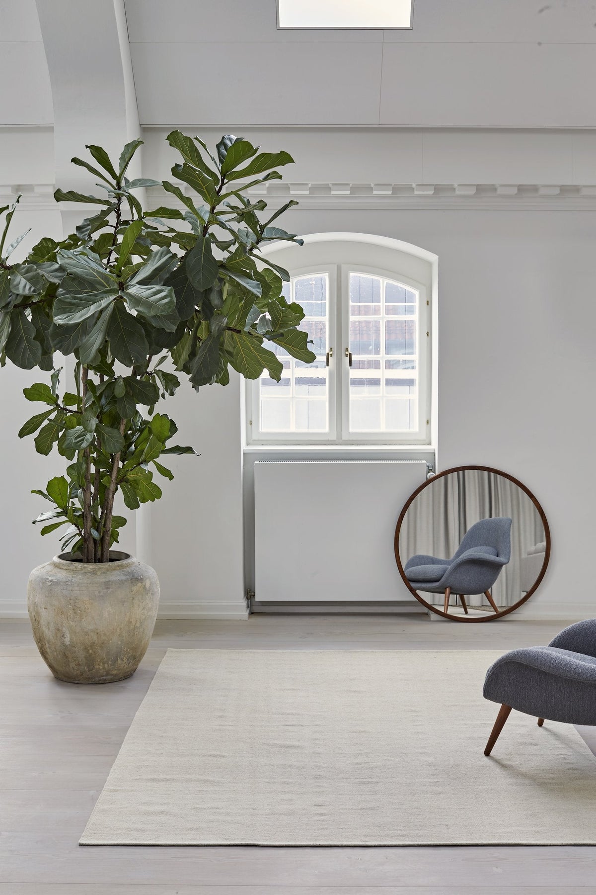 Massimo Escape Kelim Chalk tapis gris clair, dans un intérieur