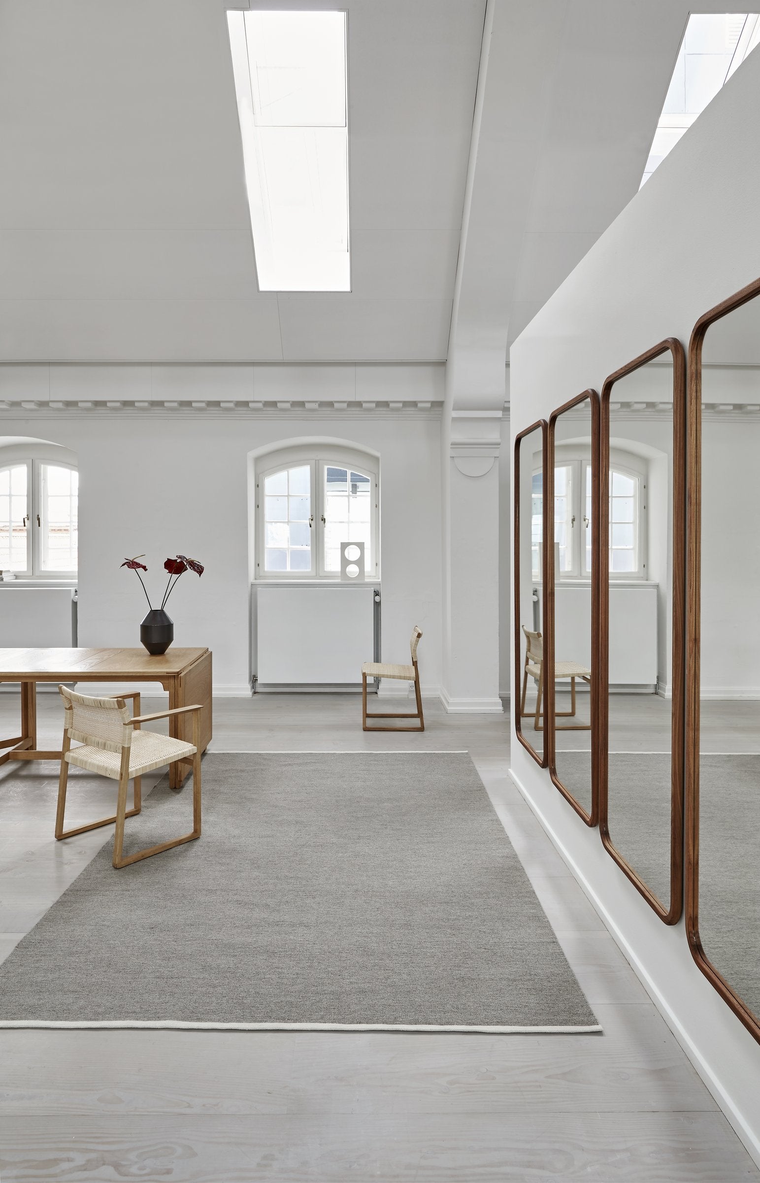 Massimo Escape Kelim Stone tapis plat gris, dans un intérieur