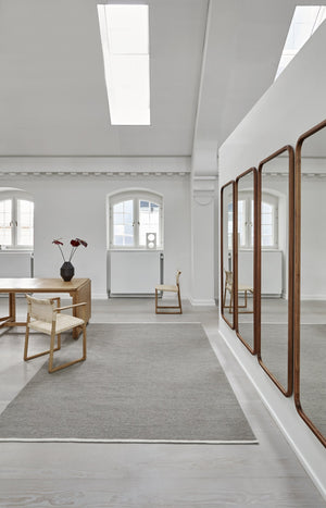 Massimo Escape Kelim Stone tapis plat gris, dans un intérieur
