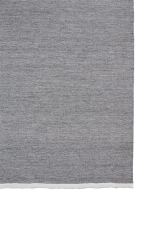 Massimo Escape Kelim Stone tapis plat gris, vue d'ensemble avec la bande contrastée en bout