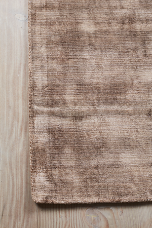 Massimo Karma Nougat Brown tapis marron, détail du coin