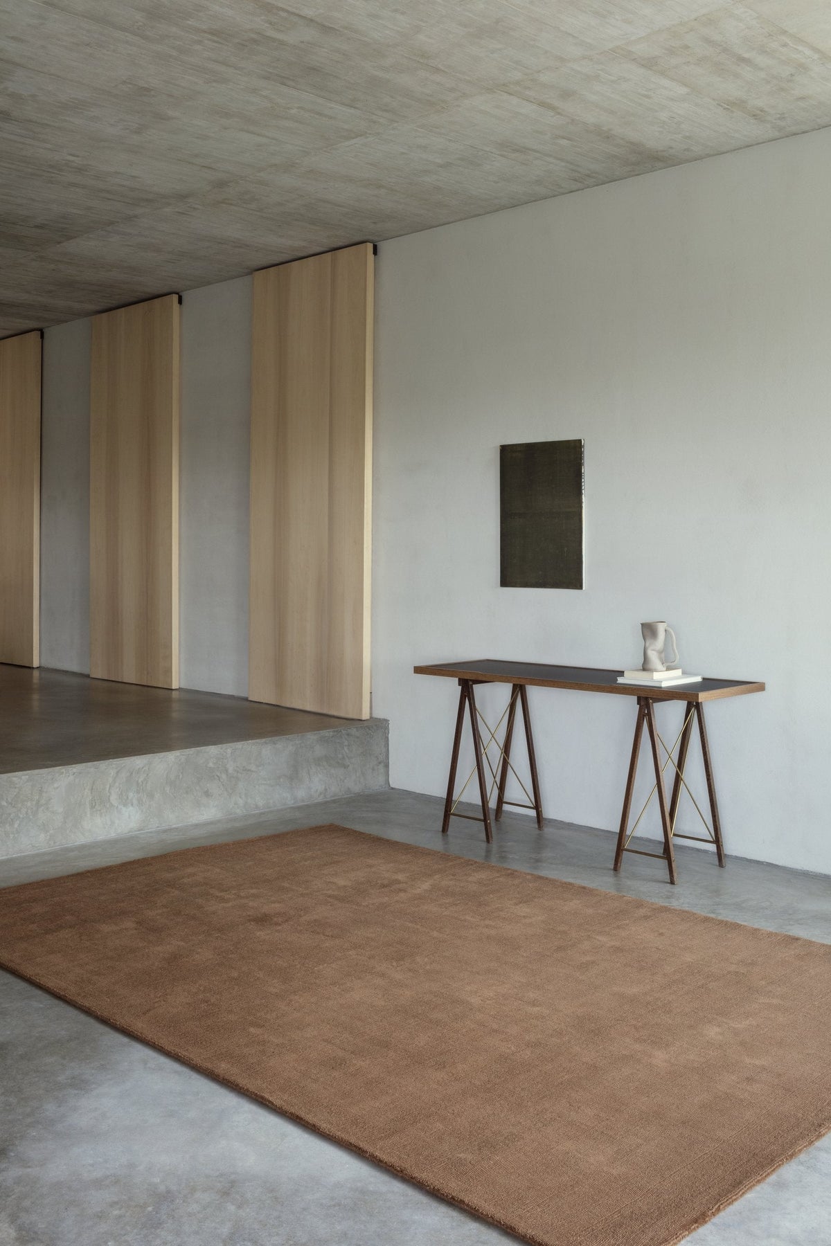 Massimo Karma Wool Dark Oak tapis cognac, dans un intérieur