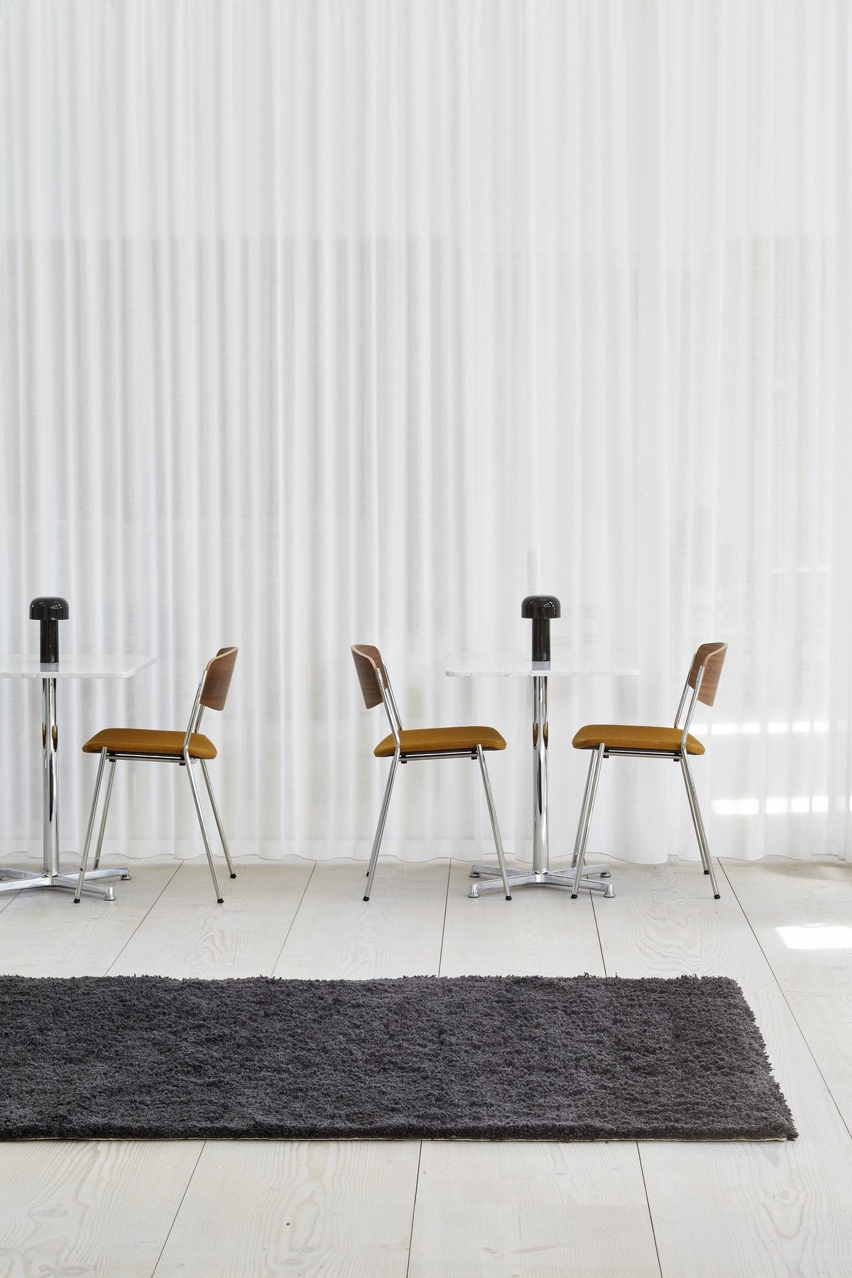 Massimo Rya Charcoal tapis à poils longs, dans un intérieur