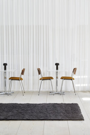 Massimo Rya Charcoal tapis à poils longs, dans un intérieur