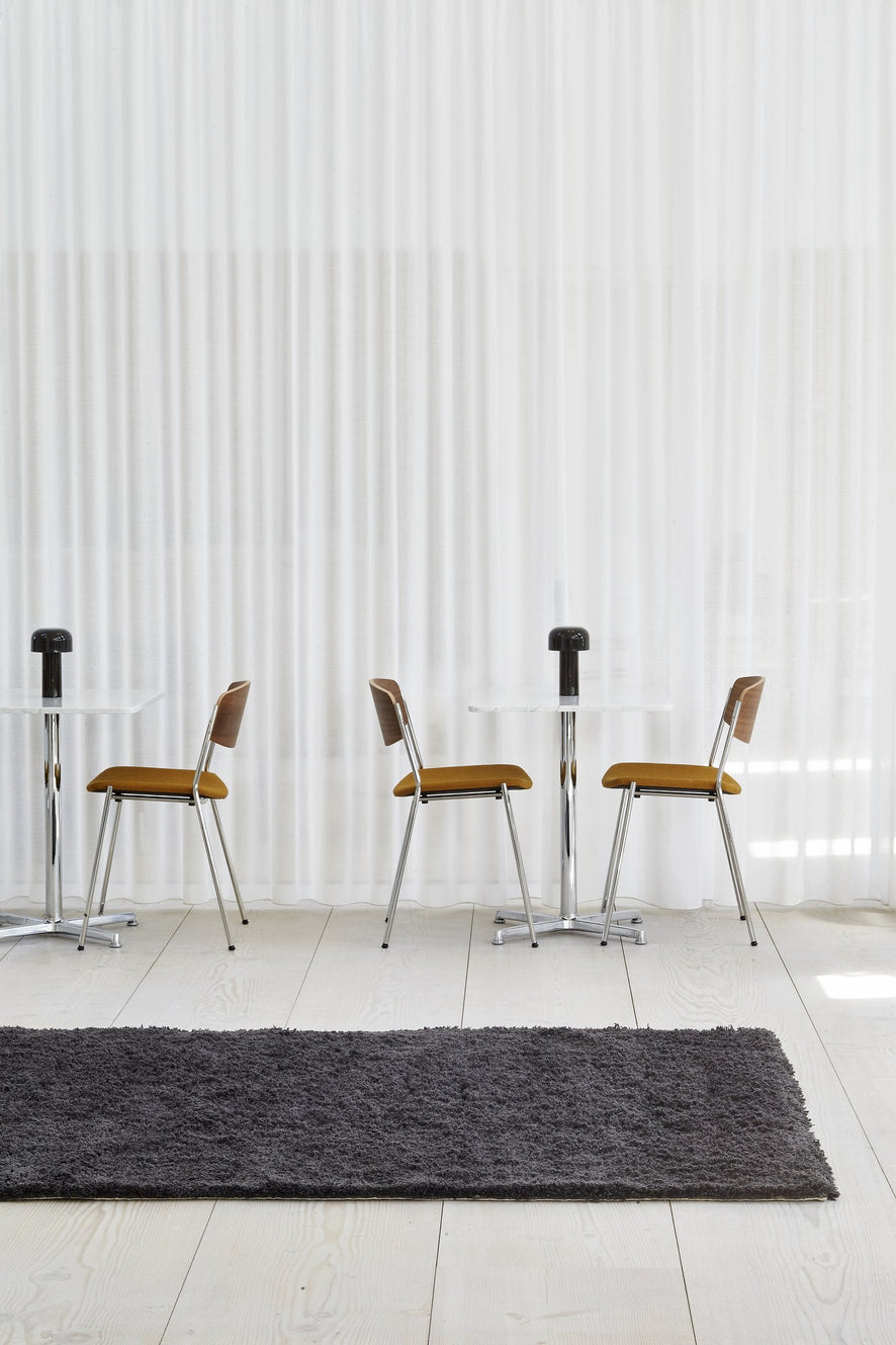 Massimo Rya Charcoal tapis à poils longs, dans un intérieur