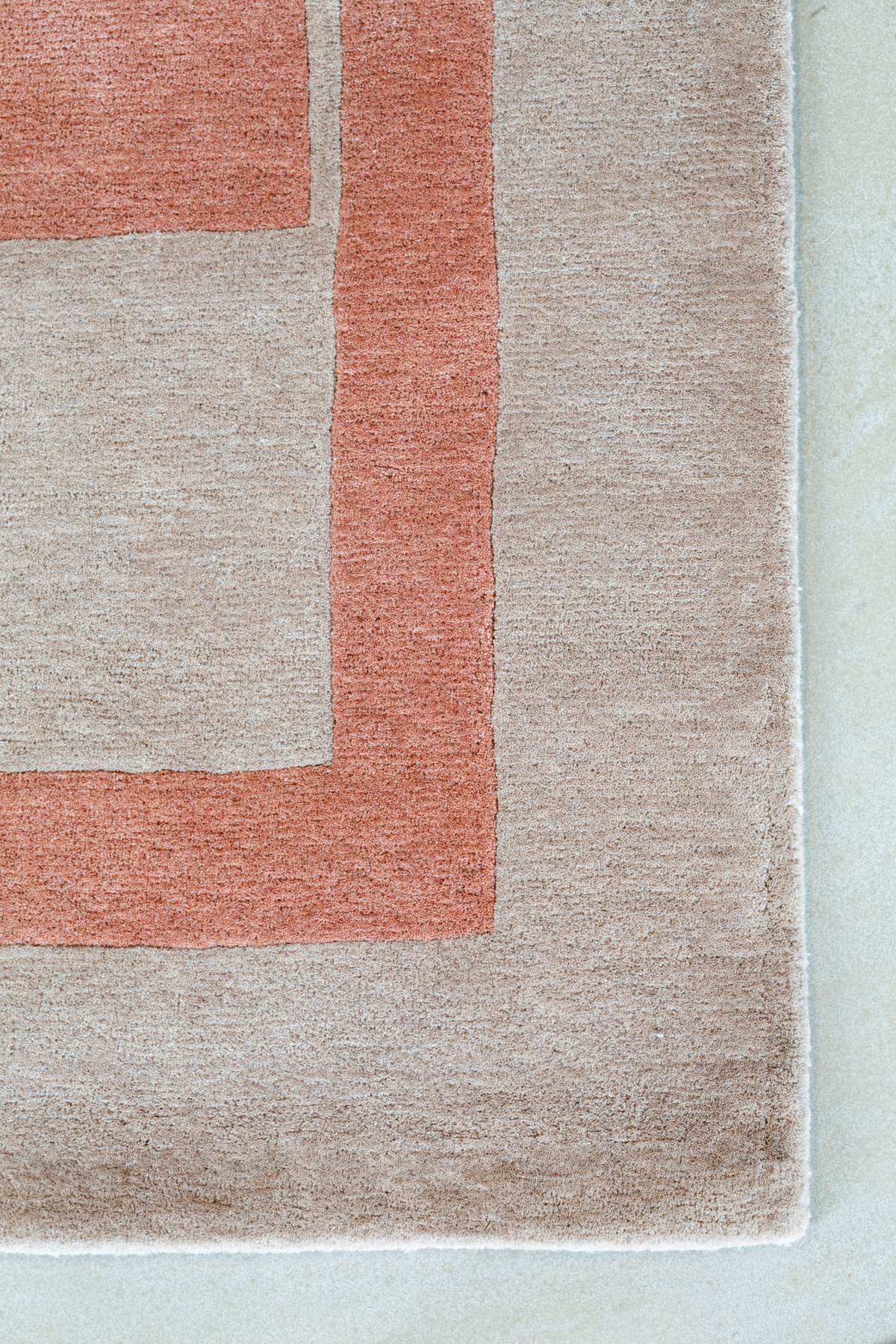 Massimo Structures Fragment 3 tapis rose, détail du coin
