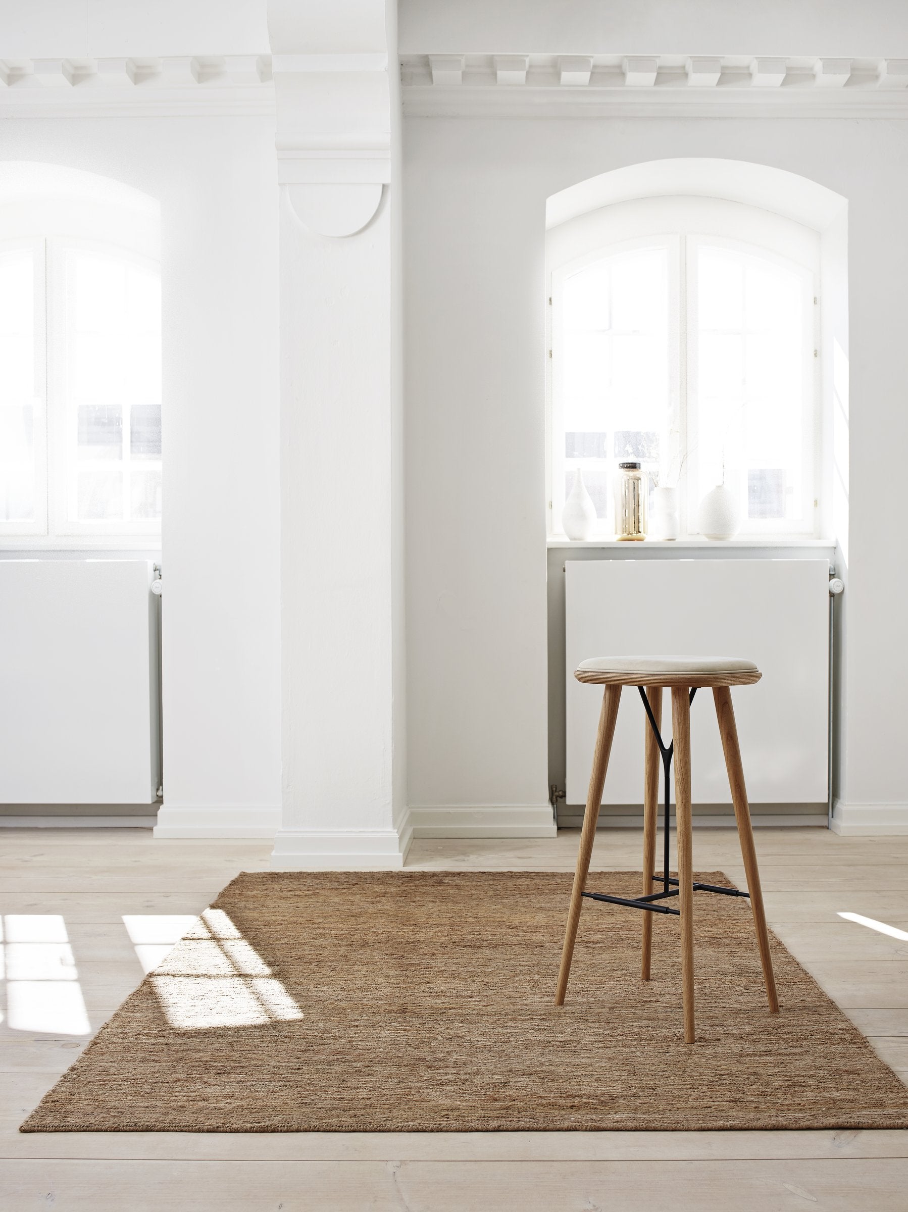 Massimo Sumace Natural tapis en jute, dans un intérieur
